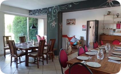 Salle-a-manger La salle à manger du Moulin de l’île possède un espace suffisant pour proposer des buffets et repas assis