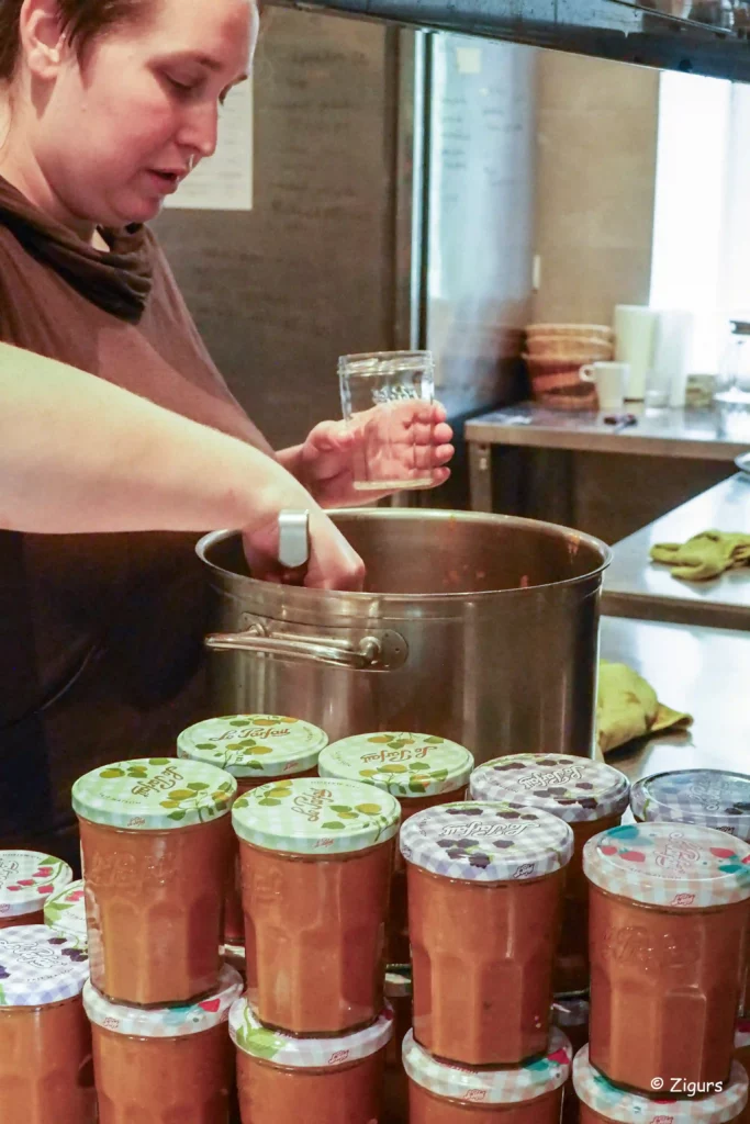 Ingrid confectionne des coulis de tomates issues du jardin potager en permaculture du Moulin de Pont Rû. Ces produits sont ensuite proposés lors d'événements locaux.